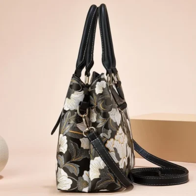 Стилна дамска чанта Black Peony