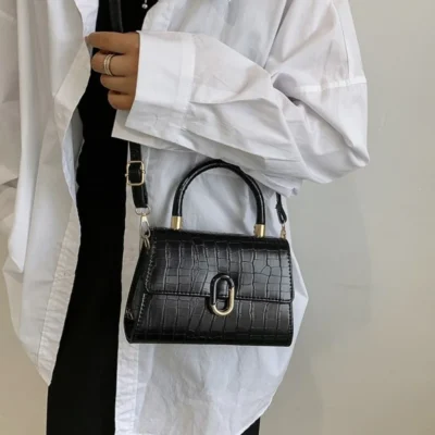 Малка дамска чанта Cloe Black