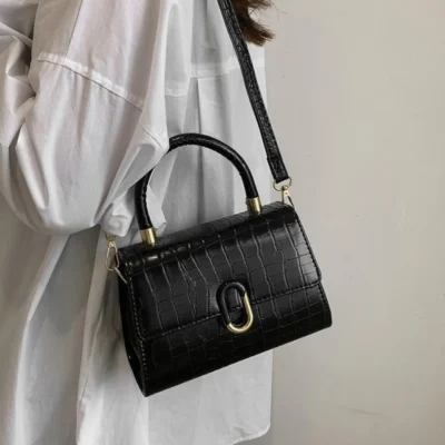 Малка дамска чанта Cloe Black