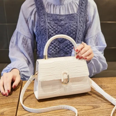Малка дамска чанта Cloe White
