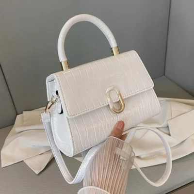 Малка дамска чанта Cloe White