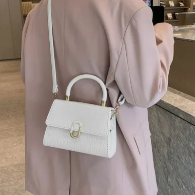 Малка дамска чанта Cloe White