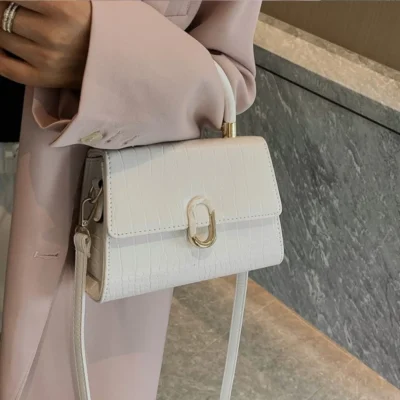 Малка дамска чанта Cloe White